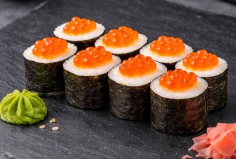 Макі з лососевою ікрою