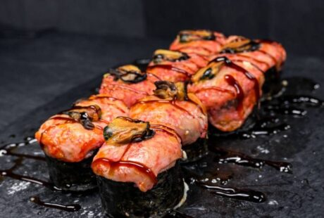 Запечений рол з мідією